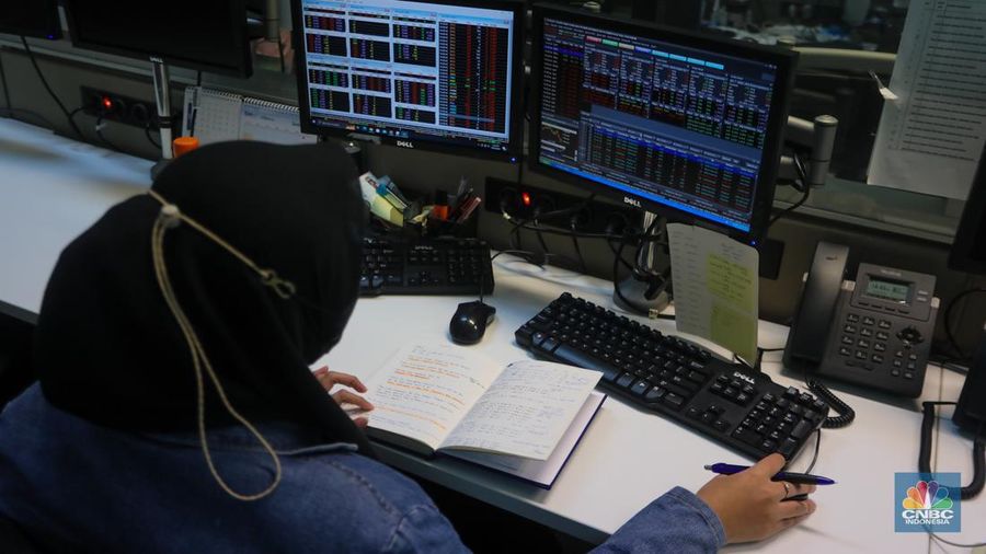 Pekerja memantau pergerakan Indeks Harga Saham Gabungan (IHSG) pada salah satu kantor Sekuritas di Jakarta, Selasa (25/6/2024). (CNBC Indonesia/Faisal Rahman))