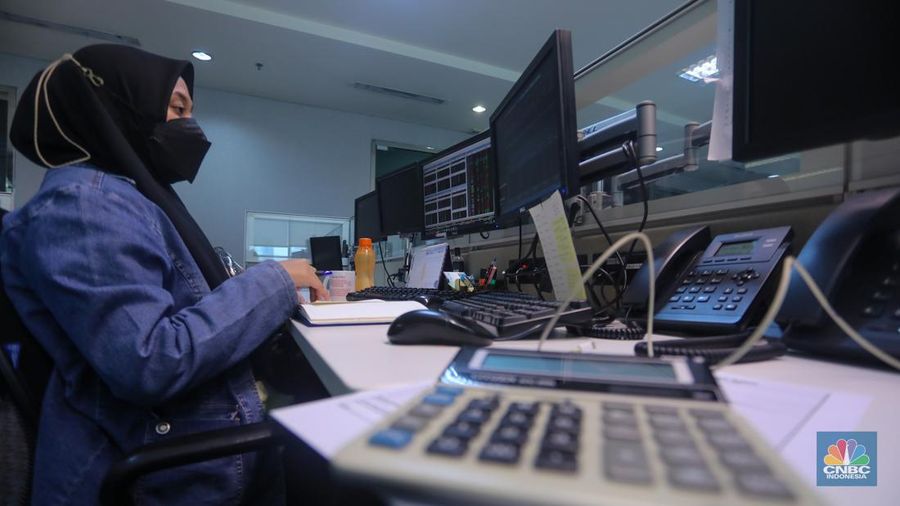 Pekerja memantau pergerakan Indeks Harga Saham Gabungan (IHSG) pada salah satu kantor Sekuritas di Jakarta, Selasa (25/6/2024). (CNBC Indonesia/Faisal Rahman))