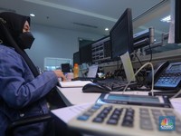 Pekerja memantau pergerakan Indeks Harga Saham Gabungan (IHSG) pada salah satu kantor Sekuritas di Jakarta, Selasa (25/6/2024). (CNBC Indonesia/Faisal Rahman))