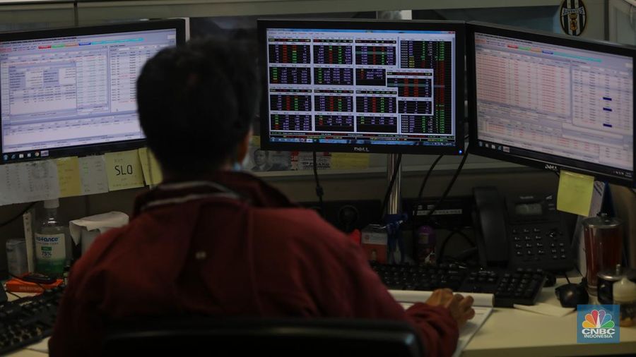 Pekerja memantau pergerakan Indeks Harga Saham Gabungan (IHSG) pada salah satu kantor Sekuritas di Jakarta, Selasa (25/6/2024). (²©²ÊÍøÕ¾/Faisal Rahman))