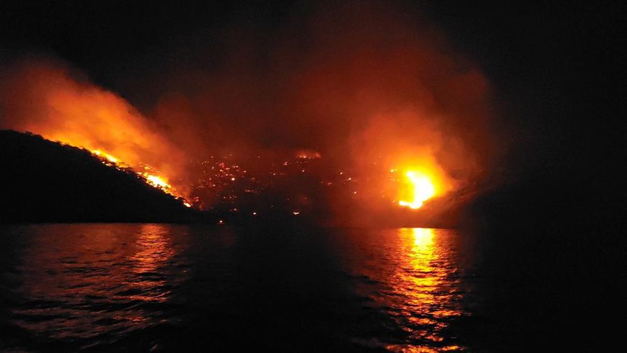 Pemandangan umum kebakaran hutan di Pulau Hydra, Yunani 21 Juni 2024. (Volunteer fire station of Hydra/Handout via REUTERS)