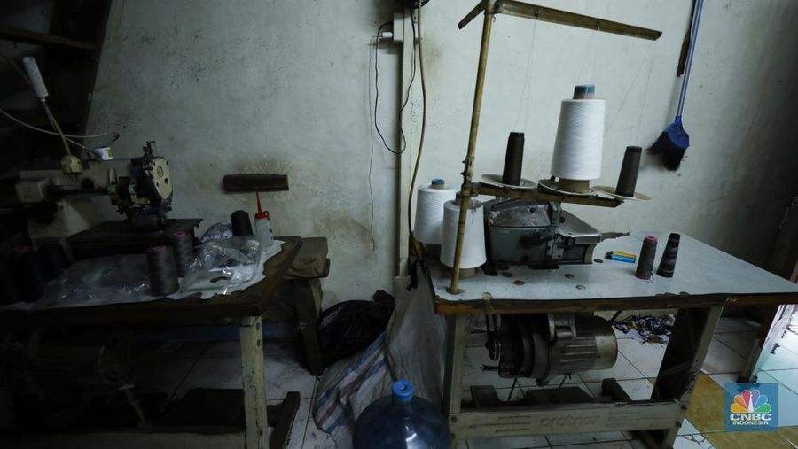 Pembuatan pakaian di industri rumahan kawasan Jakarta, Selasa (25/6/2024). (CNBC Indonesia/Tri Susilo)