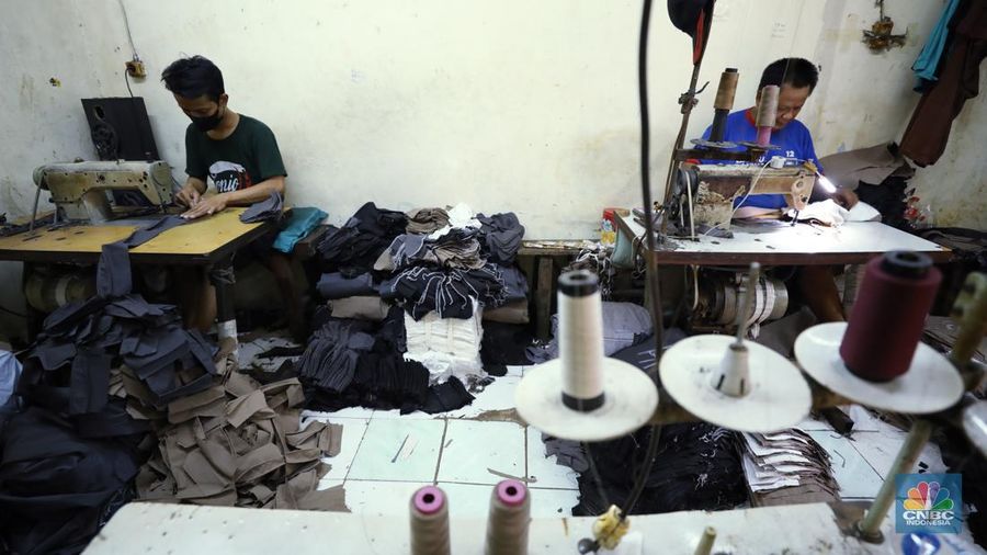 Pembuatan pakaian di industri rumahan kawasan Jakarta, Selasa (25/6/2024). (CNBC Indonesia/Tri Susilo)
