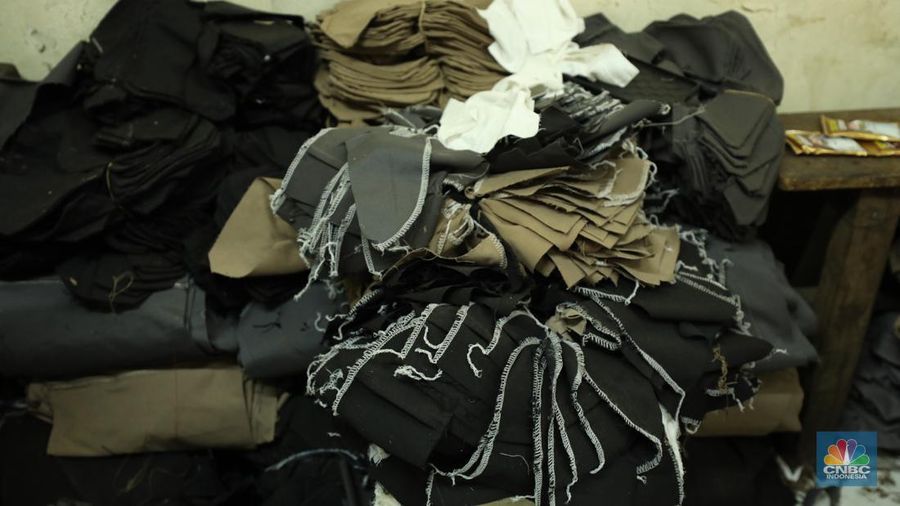 Pembuatan pakaian di industri rumahan kawasan Jakarta, Selasa (25/6/2024). (CNBC Indonesia/Tri Susilo)
