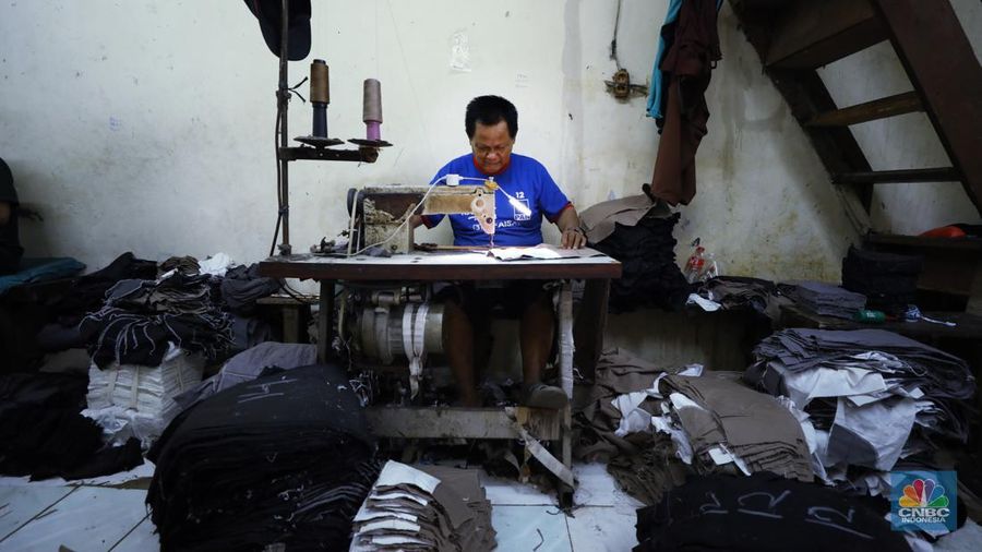 Pembuatan pakaian di industri rumahan kawasan Jakarta, Selasa (25/6/2024). (CNBC Indonesia/Tri Susilo)