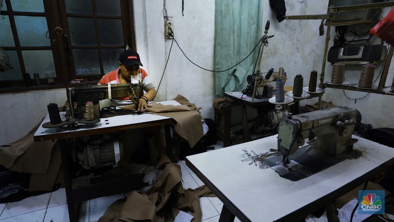 Pembuatan pakaian di industri rumahan kawasan Jakarta, Selasa (25/6/2024). (CNBC Indonesia/Tri Susilo) Pembuatan pakaian di industri rumahan kawasan Jakarta, Selasa (25/6/2024). (CNBC Indonesia/Tri Susilo)