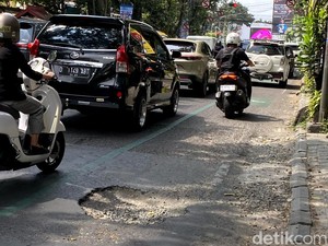 Hati-hati! Ada Lubang Besar di Jalur Sepeda Jalan LRRE Martadinata