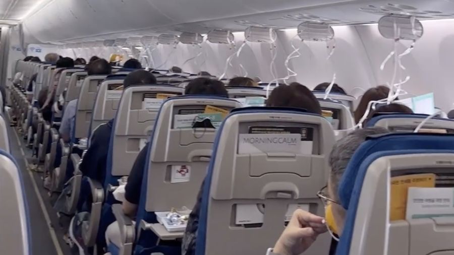 Pesawat Korean Air Penerbangan KE189 mengalami insiden sebelum mendarat di Taichung, Taiwan, setelah dialihkan sehari sebelumnya karena kerusakan, menyebabkan 13 orang dirawat di rumah sakit. (Instagram @nancy10in)
