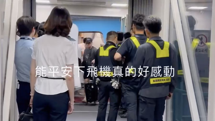 Pesawat Korean Air Penerbangan KE189 mengalami insiden sebelum mendarat di Taichung, Taiwan, setelah dialihkan sehari sebelumnya karena kerusakan, menyebabkan 13 orang dirawat di rumah sakit. (Instagram @nancy10in)