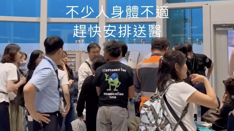 Pesawat Korean Air Penerbangan KE189 mengalami insiden sebelum mendarat di Taichung, Taiwan, setelah dialihkan sehari sebelumnya karena kerusakan, menyebabkan 13 orang dirawat di rumah sakit. (Instagram @nancy10in)
