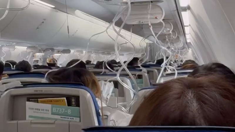Pesawat Korean Air Penerbangan KE189 mengalami insiden sebelum mendarat di Taichung, Taiwan, setelah dialihkan sehari sebelumnya karena kerusakan, menyebabkan 13 orang dirawat di rumah sakit. Pesawat Korean Air Penerbangan KE189 mengalami insiden sebelum mendarat di Taichung, Taiwan, setelah dialihkan sehari sebelumnya karena kerusakan, menyebabkan 13 orang dirawat di rumah sakit. (Instagram @nancy10in)