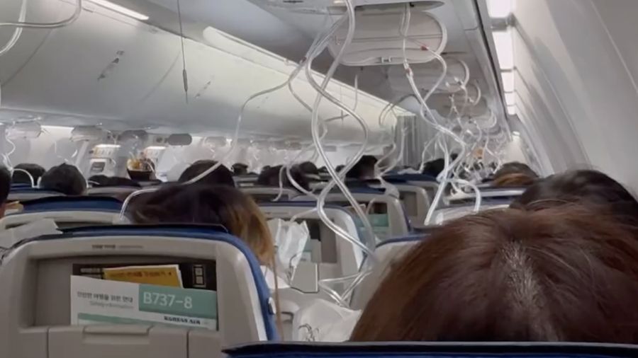 Pesawat Korean Air Penerbangan KE189 mengalami insiden sebelum mendarat di Taichung, Taiwan, setelah dialihkan sehari sebelumnya karena kerusakan, menyebabkan 13 orang dirawat di rumah sakit. (Instagram @nancy10in)