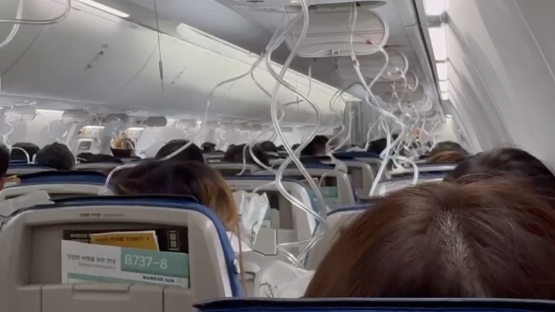 Pesawat Korean Air Penerbangan KE189 mengalami insiden sebelum mendarat di Taichung, Taiwan, setelah dialihkan sehari sebelumnya karena kerusakan, menyebabkan 13 orang dirawat di rumah sakit. (Instagram @nancy10in)
