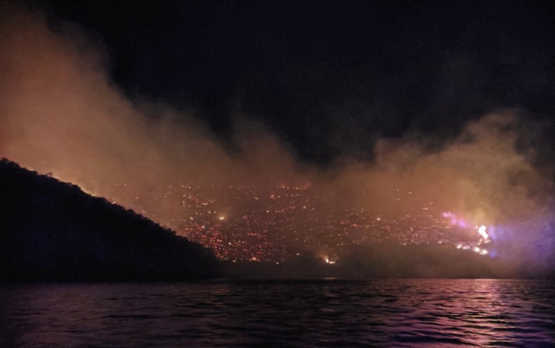 Pemandangan umum kebakaran hutan di Pulau Hydra, Yunani 21 Juni 2024. Pemandangan umum kebakaran hutan di Pulau Hydra, Yunani 21 Juni 2024. (Volunteer fire station of Hydra/Handout via REUTERS)