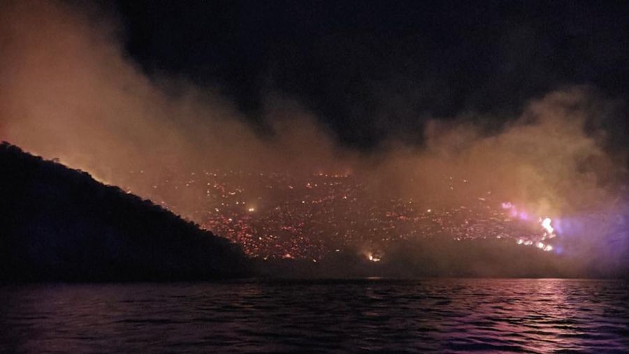 Pemandangan umum kebakaran hutan di Pulau Hydra, Yunani 21 Juni 2024. (Volunteer fire station of Hydra/Handout via REUTERS)