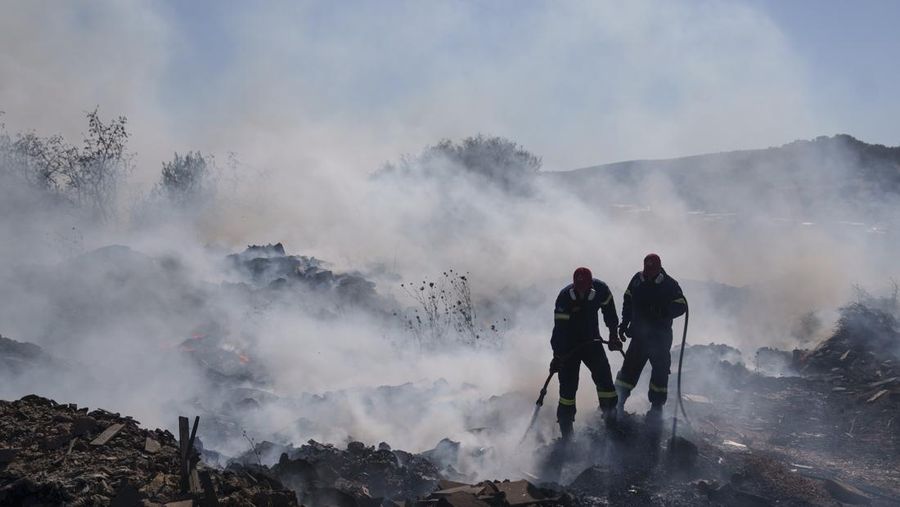 Pemandangan umum kebakaran hutan di Pulau Hydra, Yunani 21 Juni 2024. (Volunteer fire station of Hydra/Handout via REUTERS)