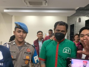 Potret Virgoun dengan Tangan Diborgol dan Berbaju Tahanan