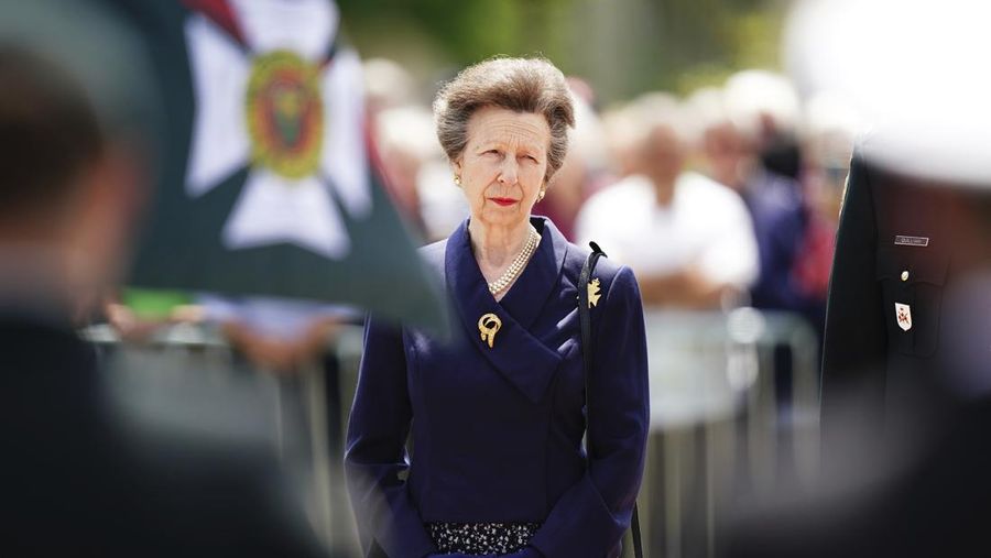 Putri Anne dari Inggris menghadiri upacara peringatan 80 tahun D-Day, di Place des Canadiens di Bretteville-l'Orgueilleuse, Normandia, Prancis, Rabu 5 Juni 2024. (Aaron Chown/Pool via AP)