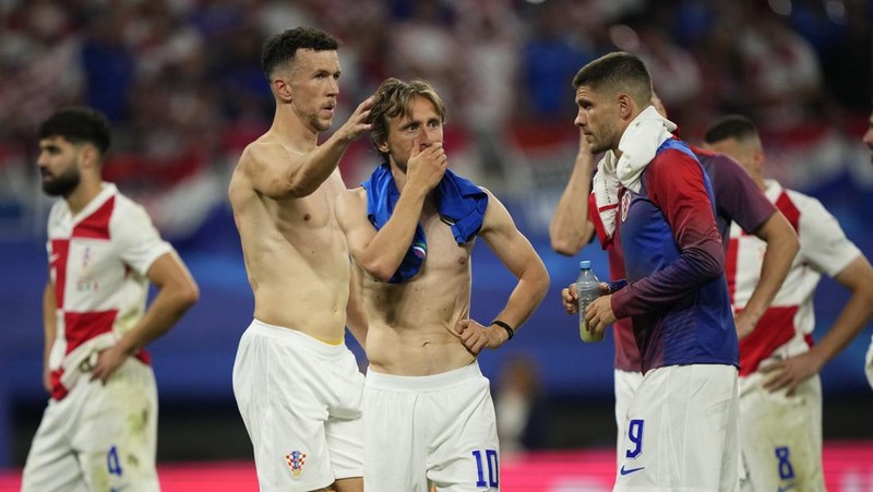 Reaksi Luka Modric dari Kroasia usai laga Grup B antara Kroasia melawan Italia pada turnamen sepak bola Euro 2024 di Leipzig, Jerman, Senin, 24 Juni 2024. (AP Photo/Sunday Alamba)