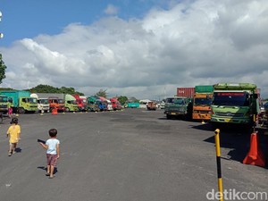 Sudah Semalaman Truk Tertahan di Pelabuhan Ketapang Buntut Gelombang Tinggi