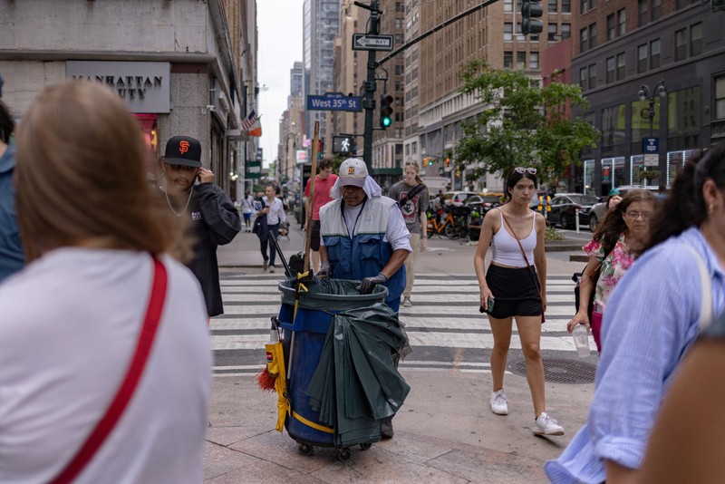 People sunbathe during a heatwave affecting the U.S. Northeast in New York City, U.S., June 23, 2024. REUTERS/Jeenah Moon     TPX IMAGES OF THE DAY