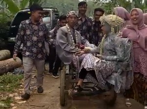 Cerita Pasangan Manten Temanggung Malu-malu Diarak Naik Gerobak Kencana