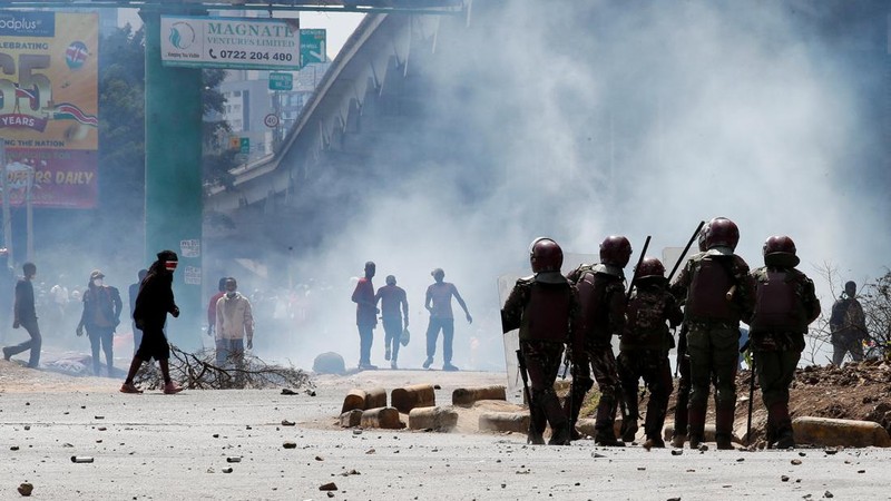 Masyarakat menghadiri demonstrasi menentang usulan RUU Keuangan Kenya 2024/2025 di Nairobi, Kenya, 25 Juni 2024. (REUTERS/Monicah Mwangi)