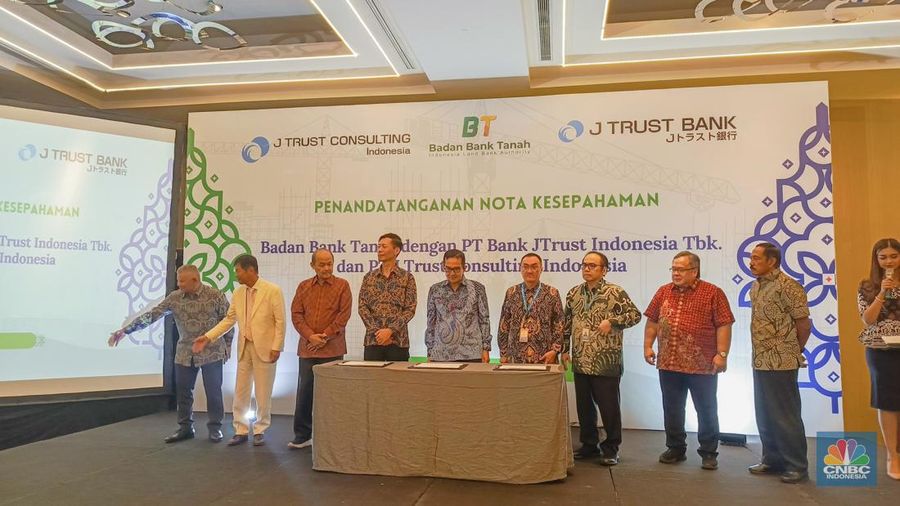 Badan Bank Tanah menandatangani nota kesepahaman (MoU) dengan PT Bank JTrust Indonesia Tbk (J Trust Bank) dan PT J Trust Consulting Indonesia. (CNBC Indonesia/Rosseno Aji Nugroho)