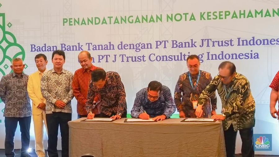 Badan Bank Tanah menandatangani nota kesepahaman (MoU) dengan PT Bank JTrust Indonesia Tbk (J Trust Bank) dan PT J Trust Consulting Indonesia. (CNBC Indonesia/Rosseno Aji Nugroho)