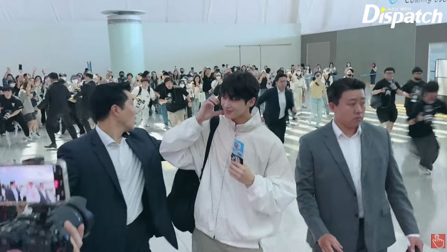 Byeon Wooseok saat di Bandar Udara Internasional Incheon. (Tangkapan Layar Youtube KOREA Dispatch)
