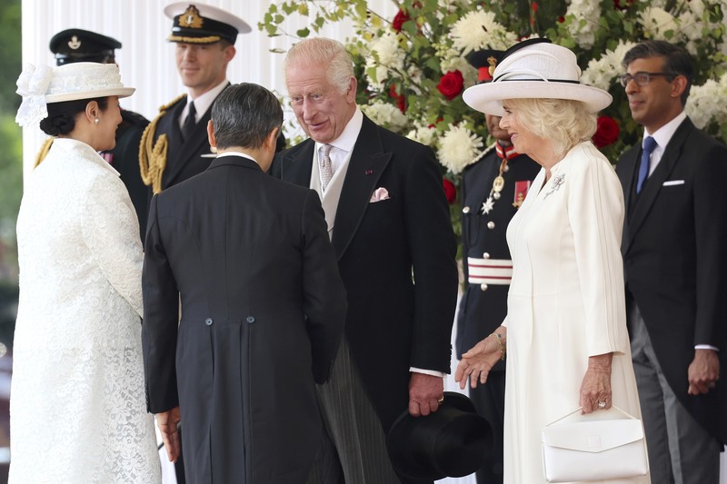 Dari kiri, Permaisuri Jepang Masako, dan Kaisar Naruhito disambut oleh Raja Charles III dan Ratu Camilla dari Inggris pada upacara penyambutan kunjungan kenegaraan mereka ke Inggris, di Horse Guards Parade, London, Selasa, 25 Juni 2024. Dari kiri, Permaisuri Jepang Masako, dan Kaisar Naruhito disambut oleh Raja Charles III dan Ratu Camilla dari Inggris pada upacara penyambutan kunjungan kenegaraan mereka ke Inggris, di Horse Guards Parade, London, Selasa, 25 Juni 2024. (Chris Jackson/Pool Photo via AP)