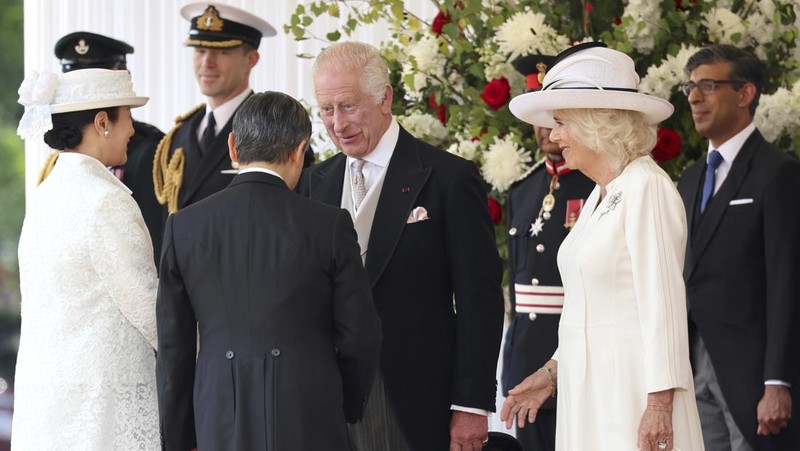 Dari kiri, Permaisuri Jepang Masako, dan Kaisar Naruhito disambut oleh Raja Charles III dan Ratu Camilla dari Inggris pada upacara penyambutan kunjungan kenegaraan mereka ke Inggris, di Horse Guards Parade, London, Selasa, 25 Juni 2024. (Chris Jackson/Pool Photo via AP)