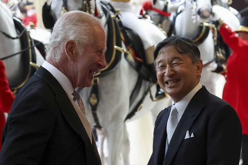 Dari kiri, Permaisuri Jepang Masako, dan Kaisar Naruhito disambut oleh Raja Charles III dan Ratu Camilla dari Inggris pada upacara penyambutan kunjungan kenegaraan mereka ke Inggris, di Horse Guards Parade, London, Selasa, 25 Juni 2024. (Chris Jackson/Pool Photo via AP)