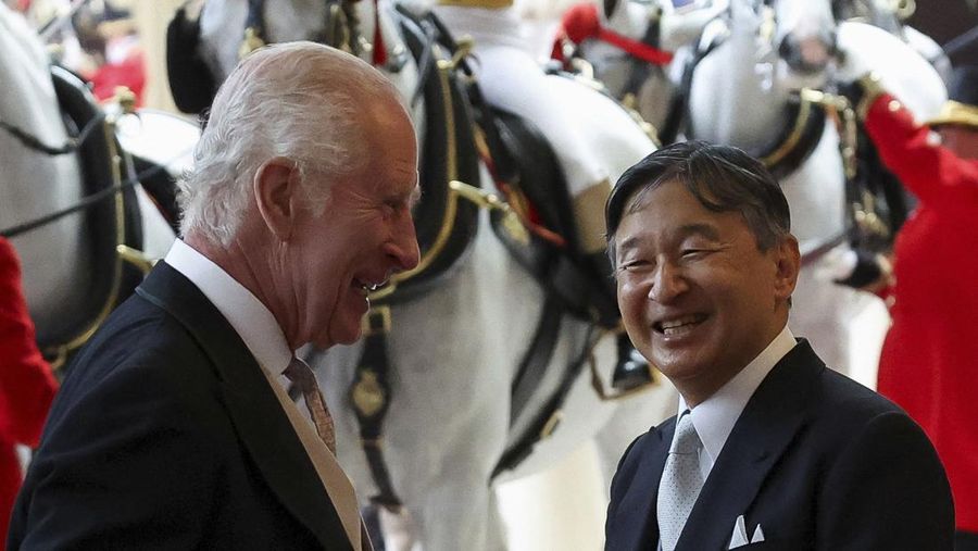 Dari kiri, Permaisuri Jepang Masako, dan Kaisar Naruhito disambut oleh Raja Charles III dan Ratu Camilla dari Inggris pada upacara penyambutan kunjungan kenegaraan mereka ke Inggris, di Horse Guards Parade, London, Selasa, 25 Juni 2024. (Chris Jackson/Pool Photo via AP)