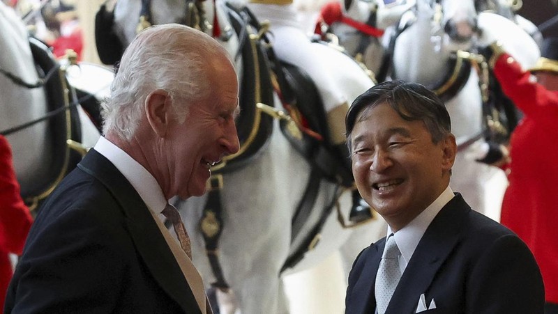 Dari kiri, Permaisuri Jepang Masako, dan Kaisar Naruhito disambut oleh Raja Charles III dan Ratu Camilla dari Inggris pada upacara penyambutan kunjungan kenegaraan mereka ke Inggris, di Horse Guards Parade, London, Selasa, 25 Juni 2024. (Chris Jackson/Pool Photo via AP)