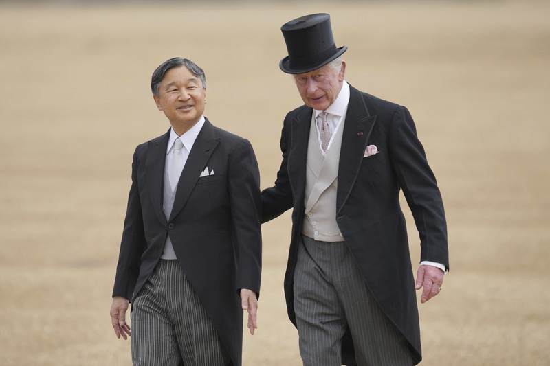 Dari kiri, Permaisuri Jepang Masako, dan Kaisar Naruhito disambut oleh Raja Charles III dan Ratu Camilla dari Inggris pada upacara penyambutan kunjungan kenegaraan mereka ke Inggris, di Horse Guards Parade, London, Selasa, 25 Juni 2024. (Chris Jackson/Pool Photo via AP)