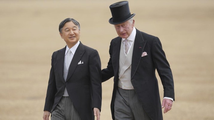Kaisar Jepang Naruhito, kiri, dan Raja Charles III dari Inggris berjalan kembali dari menginspeksi penjaga kehormatan pada parade Pengawal Kuda saat upacara penyambutan dimulainya Kunjungan Kenegaraan ke Inggris oleh Kaisar dan Permaisuri di London, Selasa, 25 Juni 2024. (AP Photo/Kin Cheung, Pool)