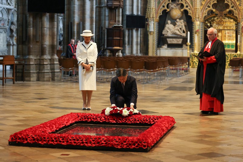 Dari kiri, Permaisuri Jepang Masako, dan Kaisar Naruhito disambut oleh Raja Charles III dan Ratu Camilla dari Inggris pada upacara penyambutan kunjungan kenegaraan mereka ke Inggris, di Horse Guards Parade, London, Selasa, 25 Juni 2024. (Chris Jackson/Pool Photo via AP)