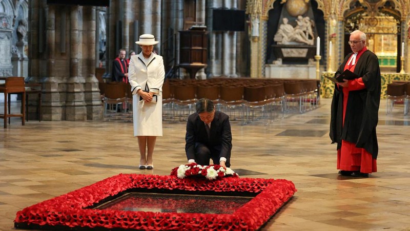 Dari kiri, Permaisuri Jepang Masako, dan Kaisar Naruhito disambut oleh Raja Charles III dan Ratu Camilla dari Inggris pada upacara penyambutan kunjungan kenegaraan mereka ke Inggris, di Horse Guards Parade, London, Selasa, 25 Juni 2024. (Chris Jackson/Pool Photo via AP)