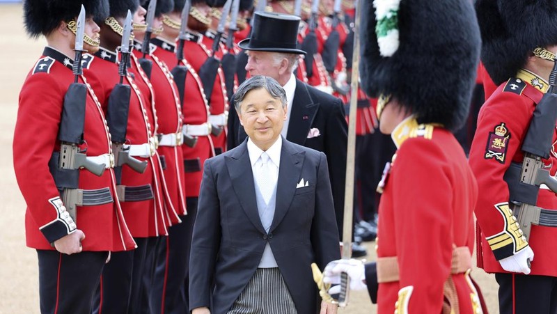 Dari kiri, Permaisuri Jepang Masako, dan Kaisar Naruhito disambut oleh Raja Charles III dan Ratu Camilla dari Inggris pada upacara penyambutan kunjungan kenegaraan mereka ke Inggris, di Horse Guards Parade, London, Selasa, 25 Juni 2024. (Chris Jackson/Pool Photo via AP)