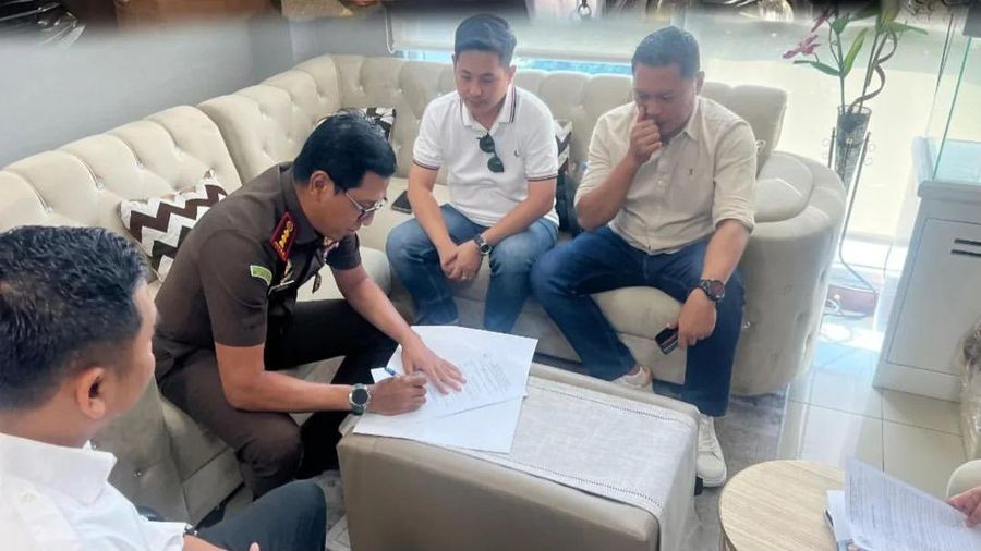 Kejaksaan Negeri Jakarta Selatan menyerahkan mobil Rubicon perkara Mario Dandy kepada pemenang lelang Handri Todar. (Instagram @kejari_jakarta_selatan)