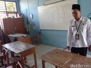 Miris! Meja Kursi SDN Bandung 1 Tegal Bolong-bolong Dimakan Rayap