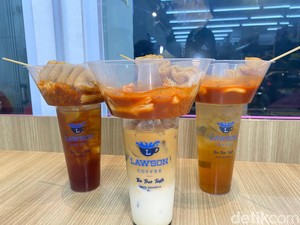 Viral! Ngemil Ttteokbokki Sambil Minum Es Kopi dalam Satu Genggaman