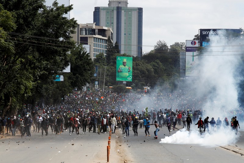 Masyarakat menghadiri demonstrasi menentang usulan RUU Keuangan Kenya 2024/2025 di Nairobi, Kenya, 25 Juni 2024. (REUTERS/Monicah Mwangi)