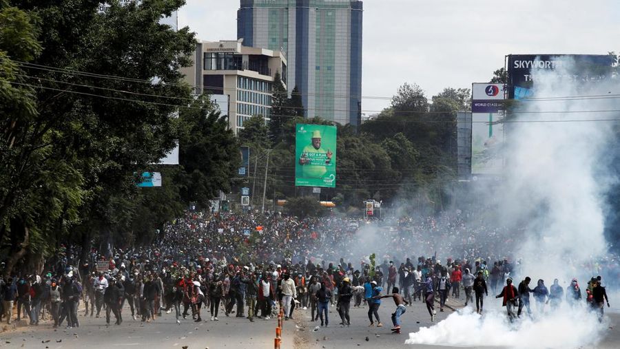 Masyarakat menghadiri demonstrasi menentang usulan RUU Keuangan Kenya 2024/2025 di Nairobi, Kenya, 25 Juni 2024. (REUTERS/Monicah Mwangi)