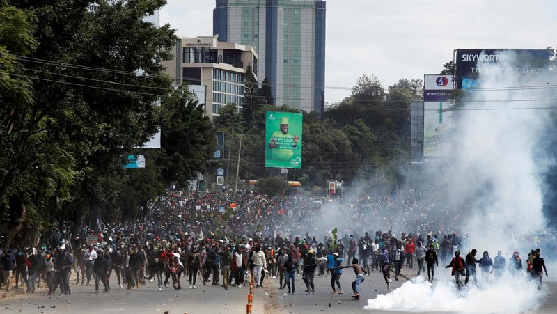 Masyarakat menghadiri demonstrasi menentang usulan RUU Keuangan Kenya 2024/2025 di Nairobi, Kenya, 25 Juni 2024. (REUTERS/Monicah Mwangi)