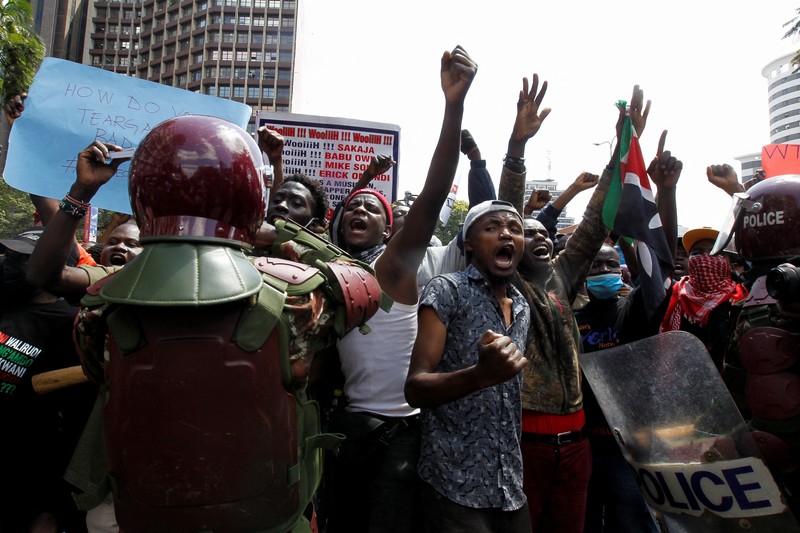 Masyarakat menghadiri demonstrasi menentang usulan RUU Keuangan Kenya 2024/2025 di Nairobi, Kenya, 25 Juni 2024. (REUTERS/Monicah Mwangi)