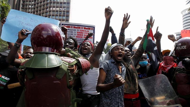 Masyarakat menghadiri demonstrasi menentang usulan RUU Keuangan Kenya 2024/2025 di Nairobi, Kenya, 25 Juni 2024. (REUTERS/Monicah Mwangi)