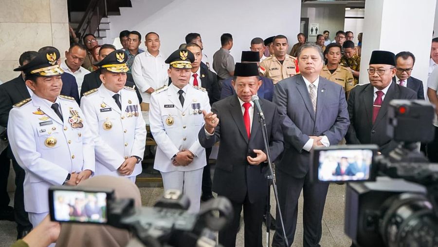 Menko Airlangga Pesankan Deputi Kemenko Perekonomian yang Dilantik Menjadi Penjabat Gubernur untuk Berkontribusi Nyata bagi Daerah dan Nasional. (Dok. Kemenko Perekonomian)
