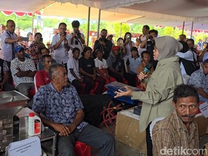 Risma Bagi Alat Produksi Minyak Kelapa di Tanimbar Maluku, Warga Senang